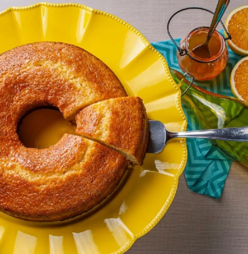 66a2e44cef922-Como-fazer-bolo-de-laranja-com-calda-Foto-Istock.webp